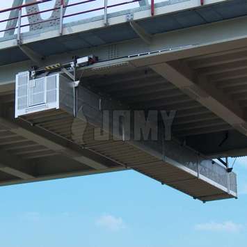 Hangend werkplatform op railsysteem voor brugonderhoud. Hangend werkplatform voor brugonderhoud - Building Maintenance Unit